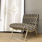 Stijlvolle stoel bekleed met Elitis Farniente outdoor stof in geometrisch patroon, geplaatst op een houten vloer.