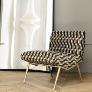 Stijlvolle stoel bekleed met Elitis Farniente outdoor stof in geometrisch patroon, geplaatst op een houten vloer.