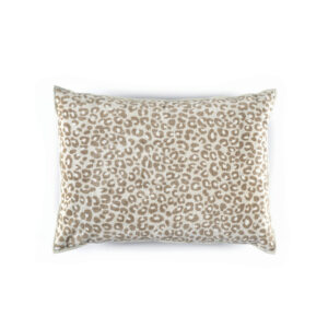 Rechthoekig Elitis Fauve sierkussen met beige en witte panterprint.