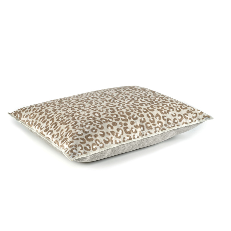 Zijaanzicht van het Elitis Fauve sierkussen met beige panterprint op een zachte stof.