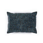 Blauw Elitis Fauve sierkussen met een fluweelachtige panterprint in zwart en goud.