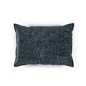 Blauw Elitis Fauve sierkussen met een fluweelachtige panterprint in zwart en goud.