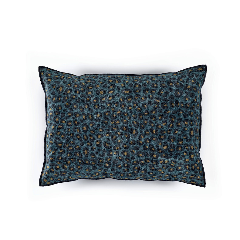 Blauw Elitis Fauve sierkussen met een fluweelachtige panterprint in zwart en goud.