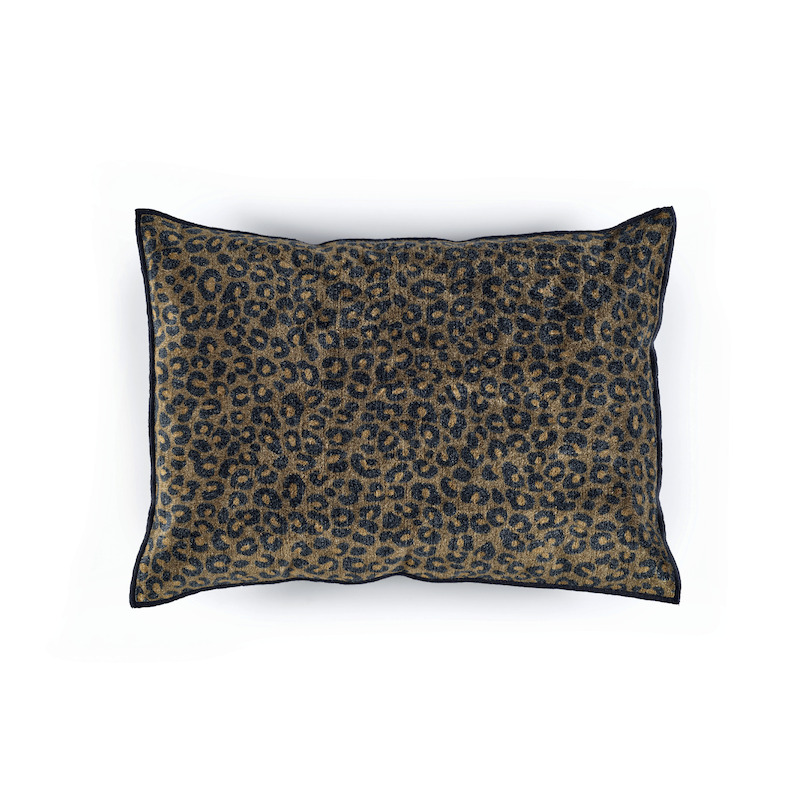 Rechthoekig Elitis Fauve sierkussen met een donkerblauw luipaardpatroon op een beige achtergrond.