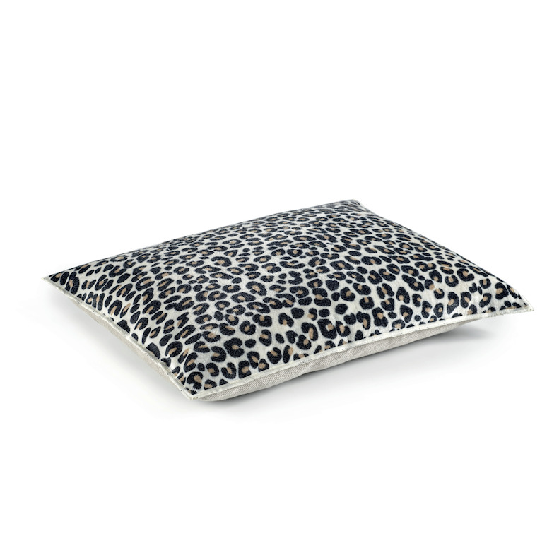 Zijaanzicht van het Elitis Fauve sierkussen met een luipaardprint in zwart, wit en beige.