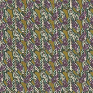 Decoratief patroon met overlappende Alocasia-bladeren in paarse, groene en crèmekleuren op een mosterdgele achtergrond.