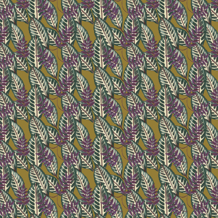 Decoratief patroon met overlappende Alocasia-bladeren in paarse, groene en crèmekleuren op een mosterdgele achtergrond.
