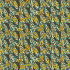 Herhalend patroon van Elitis Flower Power Alocasia bladeren in groen, geel en bruin.