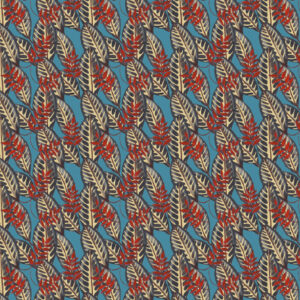 Patroon van Elitis Flower Power Alocasia-bladeren met beige en donkerblauwe nerven en rode bloemen op een lichtblauwe achtergrond.