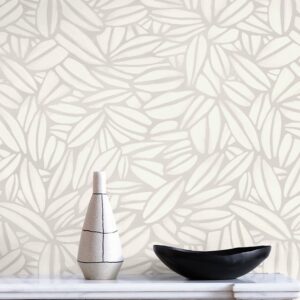 Beige Elitis Flower Power Succulente TP 301 01 behang met abstract bladpatroon, met een vaas en zwarte schaal op een wit oppervlak.