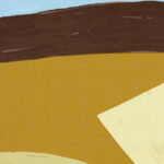 Abstracte compositie van het Elitis Flower Power TP 300 04 behang met aardetinten en geometrische vormen.