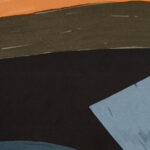 Abstract dessin uit de Elitis Flower Power TP 300 05 collectie met overlappende vlakken in oranje, bruin, zwart en blauw.