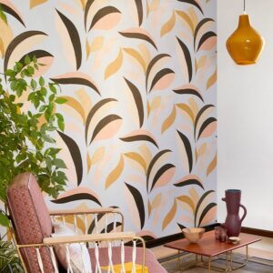 Kamer met Elitis Flower Power behang in pastelkleuren en retro-interieur.