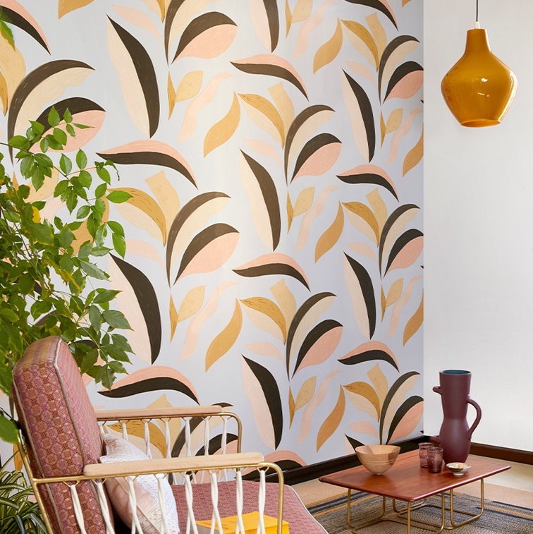 Kamer met Elitis Flower Power behang in pastelkleuren en retro-interieur.