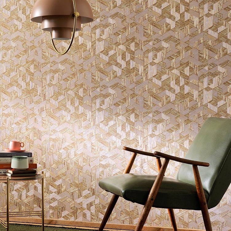 Interieur met Elitis Formentera Juego de Paja VP 717 04 behang in geometrisch stro-patroon, groene retrostoel en metalen bijzettafel.