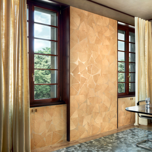 Luxe woonkamer met Elitis Fragments RM 1037 15 Marqueteries behang in een geometrisch patroon tussen grote ramen.