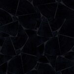 Donker behang met een patroon van houten jaarringen in geometrische fragmenten uit de Elitis Fragments Marqueteries collectie.