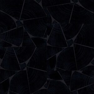 Donker behang met een patroon van houten jaarringen in geometrische fragmenten uit de Elitis Fragments Marqueteries collectie.