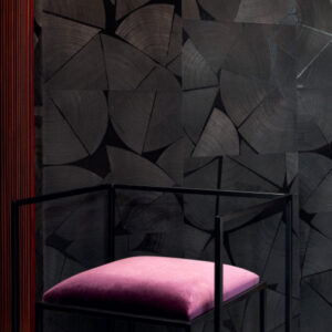 Designstoel met paarse zitting voor donker Elitis Fragments RM 1037 80 Marqueteries behang met houtpatroon.