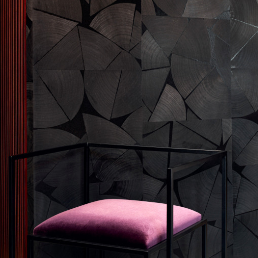 Designstoel met paarse zitting voor donker Elitis Fragments RM 1037 80 Marqueteries behang met houtpatroon.