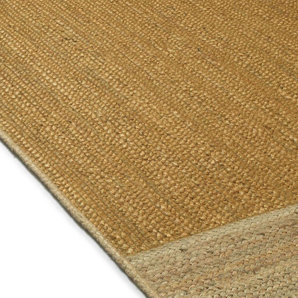 Detailopname van het Elitis Gustave TA 137 29 05 vloerkleed met grove, natuurlijke weefstructuur.