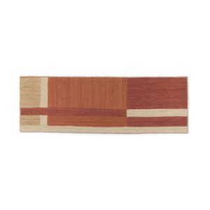 Langwerpig Elitis Gustave TA 137 35 06 vloerkleed met geometrisch patroon in warme rood- en beige tinten.