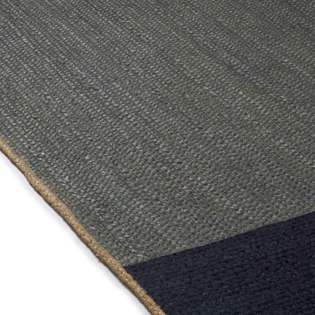 Detailopname van het blauw Elitis Gustave TA 137 40 05 vloerkleed met grove geweven structuur.