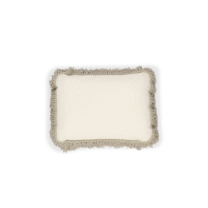 Rechthoekig Elitis Honore kussen in crèmekleur met beige franjerand, zijkantaanzicht.