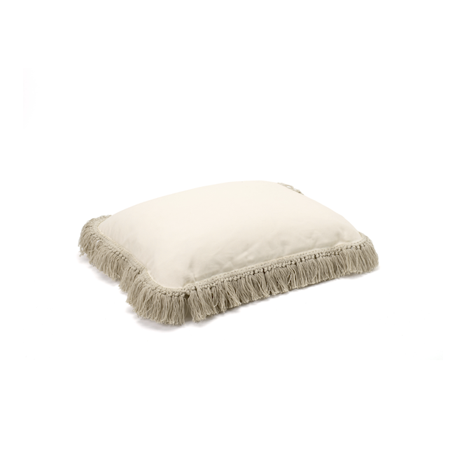 Crèmekleurig Elitis Honore kussen met decoratieve franjes langs de randen.
