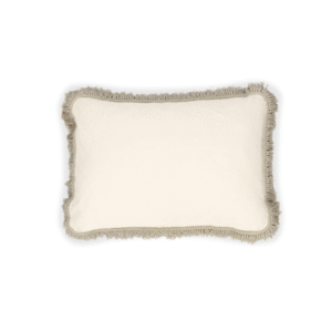 Crèmekleurig Elitis Honore kussen met franjerand in rechthoekige vorm.
