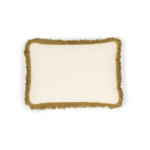Rechthoekig Elitis Honore kussen in crèmekleur met goudkleurige sierrand en franjes.