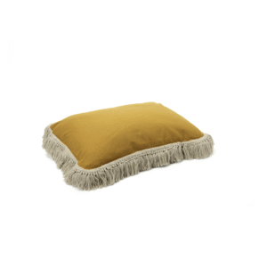 Mosterdgeel Elitis Honore kussen met beige franjerand, zijaanzicht.