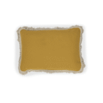 Mosterdgeel Elitis Honore kussen met decoratieve franjes rondom de randen.