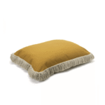 Mosterdgeel Elitis Honore kussen CO 250 25 03 met beige franjerand, zijaanzicht.