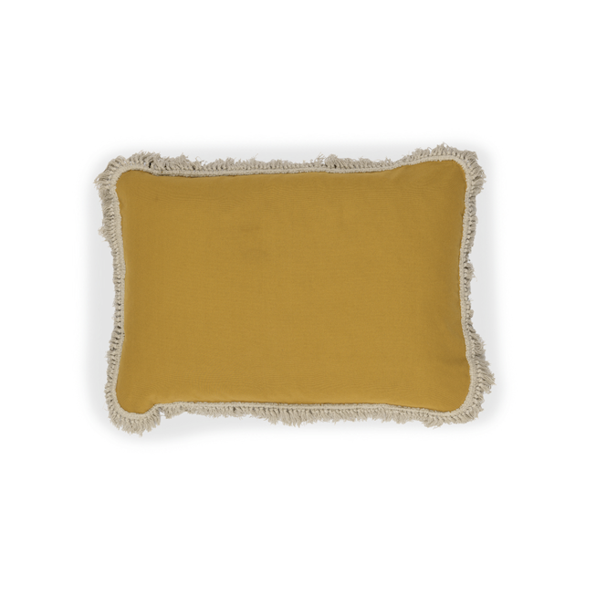 Mosterdgeel Elitis Honore kussen met decoratieve franjes rondom de randen.