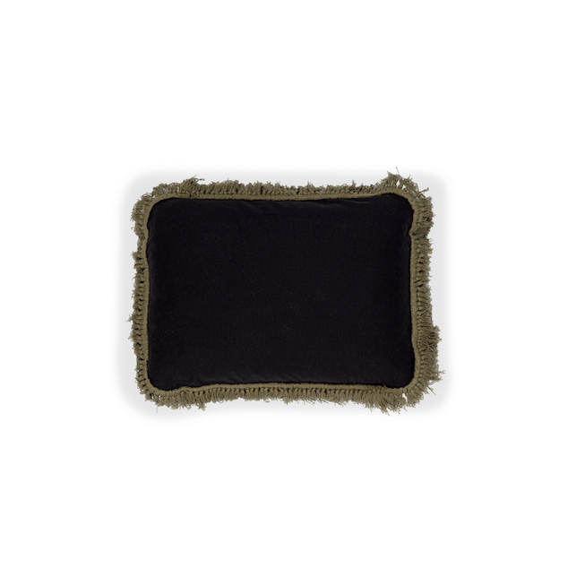 Rechthoekig Elitis Honore kussen in donkerpaars met olijfgroene franjerand.