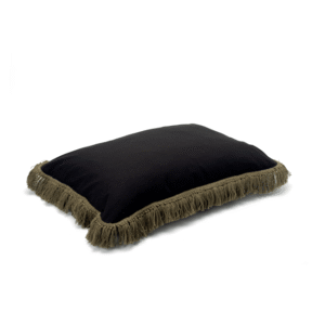 Zwart Elitis Honore kussen CO 250 86 03 met olijfgroene franjes, gefotografeerd van de zijkant.