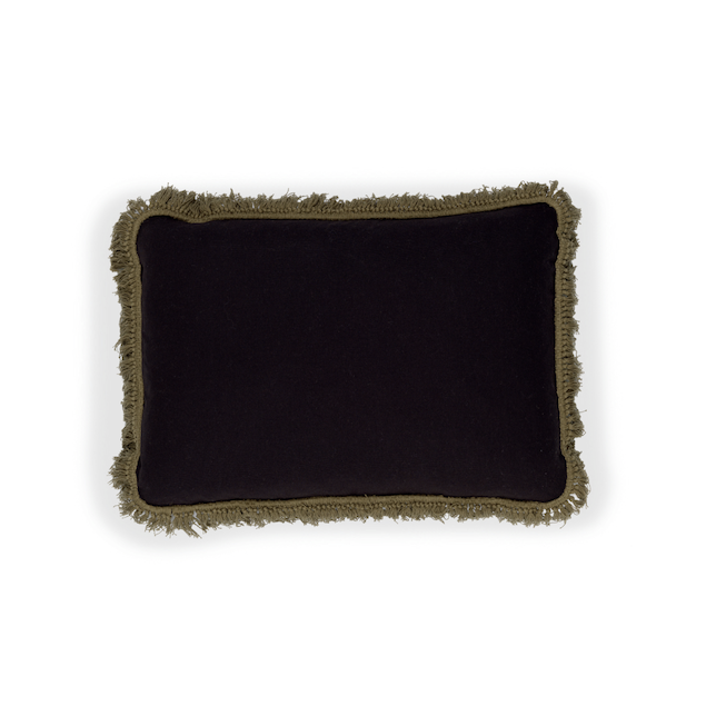 Rechthoekig Elitis Honore kussen CO-250-86-03 in donkerpaars met olijfgroene franjerand.