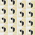 Abstract geometrisch patroon van het Elitis Izu behang RM 1030 02 uit de Art Paper collectie met beige, zwart en witte cirkelvormige vormen in een rasterstructuur.