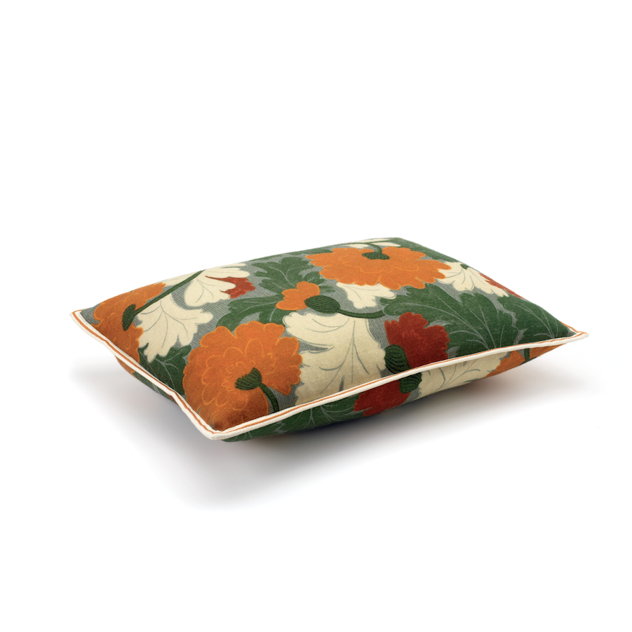 Zijaanzicht van het Elitis Jane kussen CO-253-37-02 met een fleurige bloemenprint in oranje, rood, groen en beige.