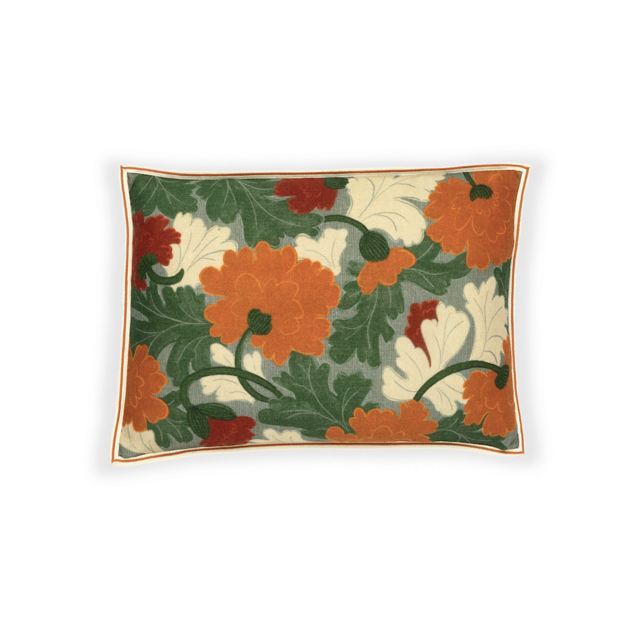 Sierkussen Elitis Jane CO-253-37-02 met een bloemrijk patroon in oranje, rood, groen en crème.