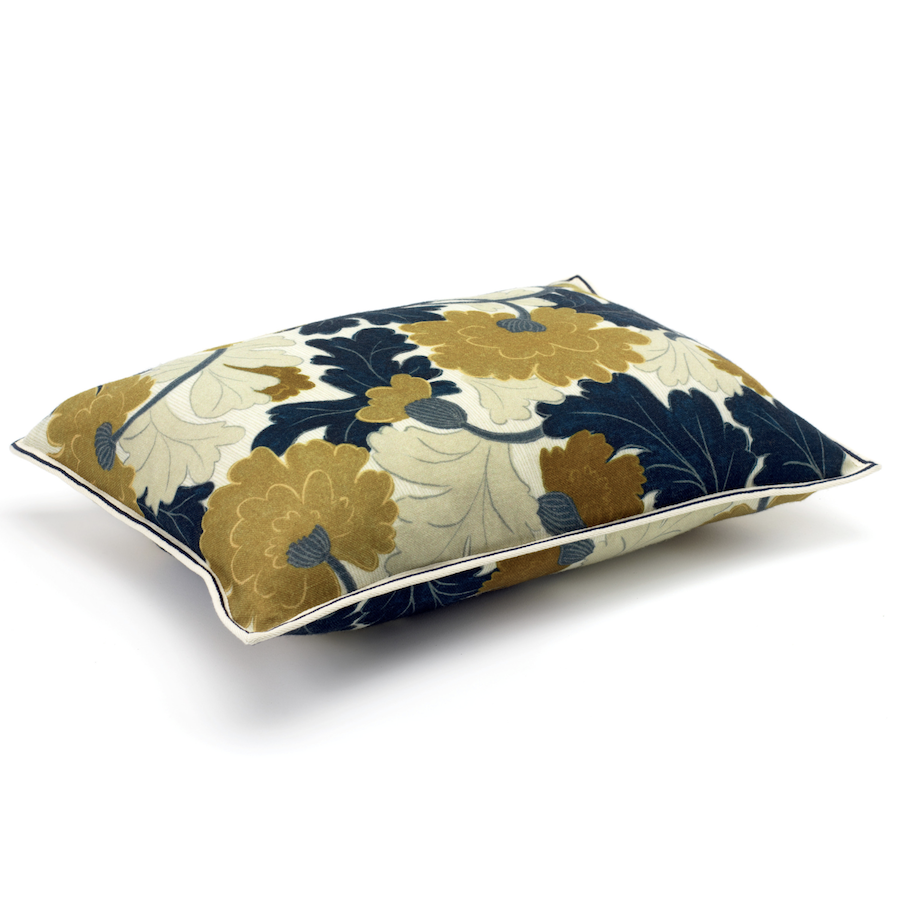 Sierkussen Elitis Jane CO-253-40-02 met bloemendessin in oker, crème en donkerblauw, zijaanzicht.