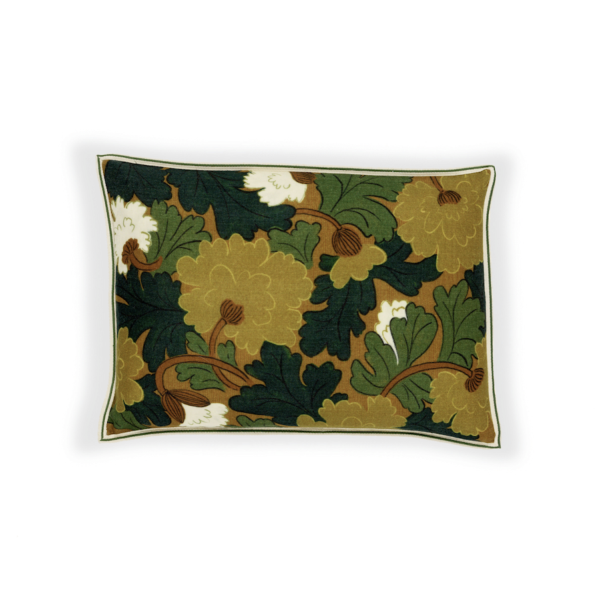 Rechthoekig Elitis Jane kussen met een bloemendessin in groentinten, okergeel en bruin.