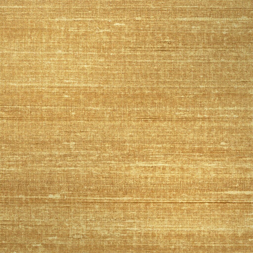 Goudkleurig Elitis Kosa zijdebehang met een subtiele horizontale textuur en metallic glans.