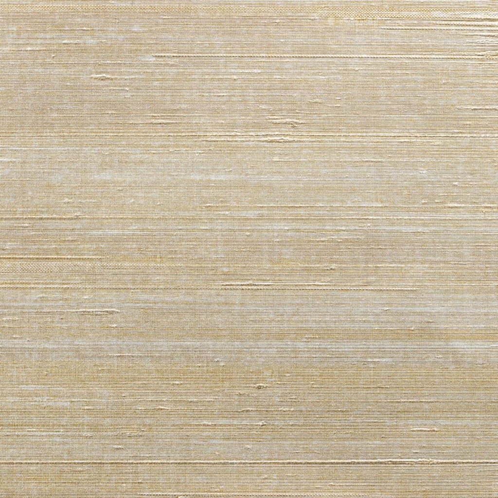 Beige wandbekleding met een zijdeachtige textuur en subtiele metallic glans uit de Elitis Kosa Silk Metal collectie.