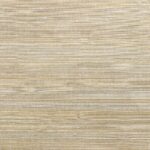 Beige wandbekleding met een zijdeachtige textuur en subtiele metallic glans uit de Elitis Kosa Silk Metal collectie.