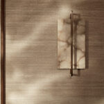 Luxe wandbekleding Elitis Kosa Silk Metal VP 935 93 in goudbruine zijdeglans met een decoratief marmeren paneel.