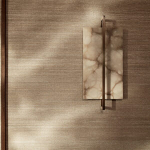 Luxe wandbekleding Elitis Kosa Silk Metal VP 935 93 in goudbruine zijdeglans met een decoratief marmeren paneel.