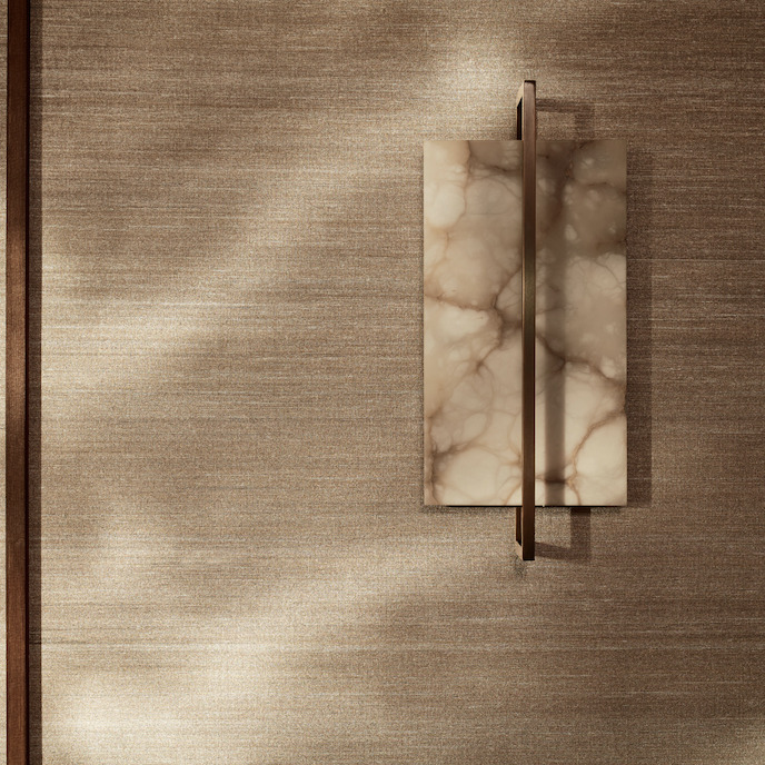 Luxe wandbekleding Elitis Kosa Silk Metal VP 935 93 in goudbruine zijdeglans met een decoratief marmeren paneel.