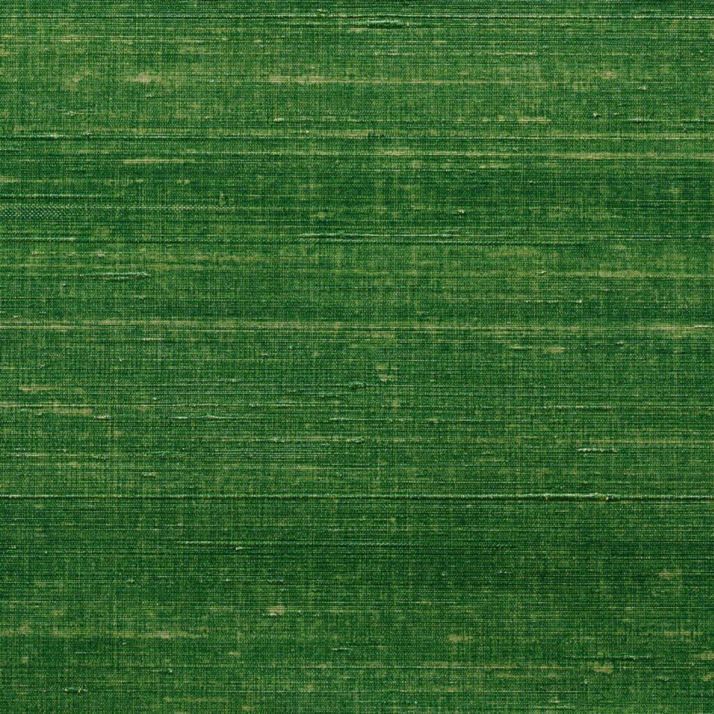 Groen zijden textiel met een licht metallic effect uit de Elitis Kosa Silk Metal collectie, model VP 935 94.